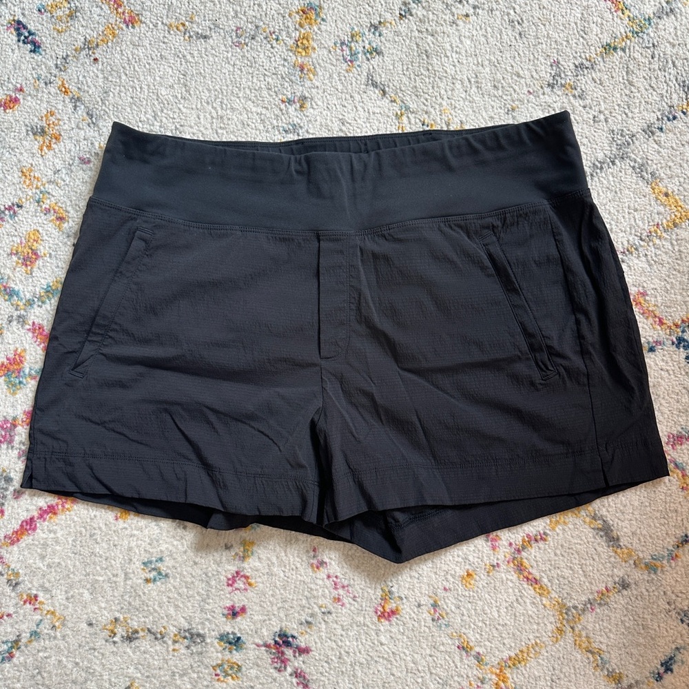 Athleta Trekkie North women’s shorts black size 16